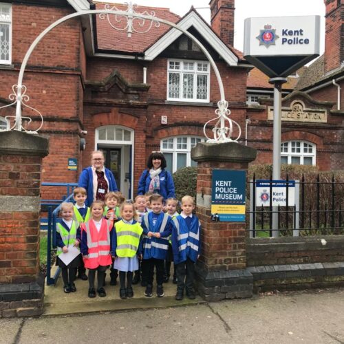 327188106_867761931101881_1797693908049474357_n Sedleys EYFS class standing outside the police station